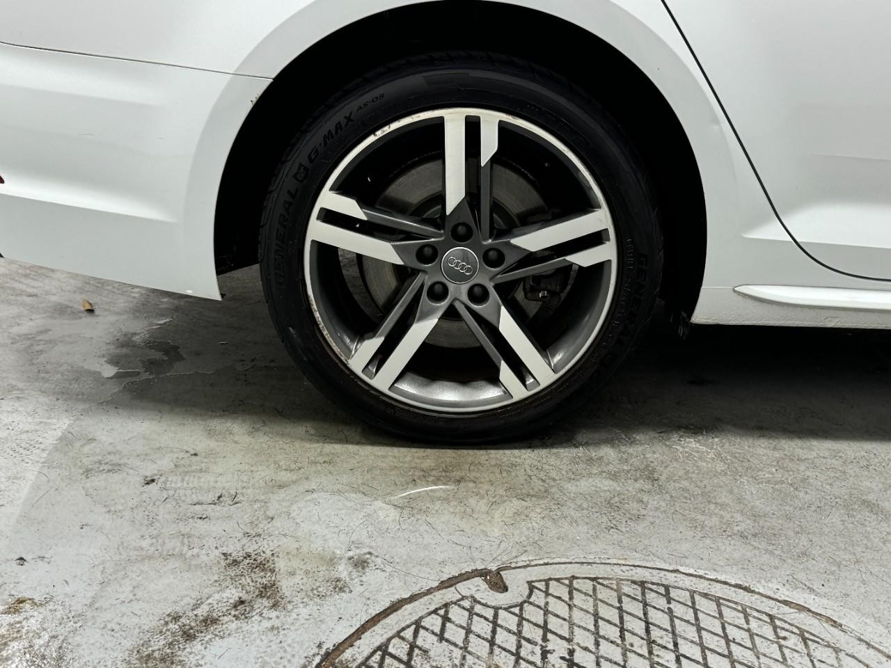 Audi A4 Vehicle Full-screen Gallery Image 05