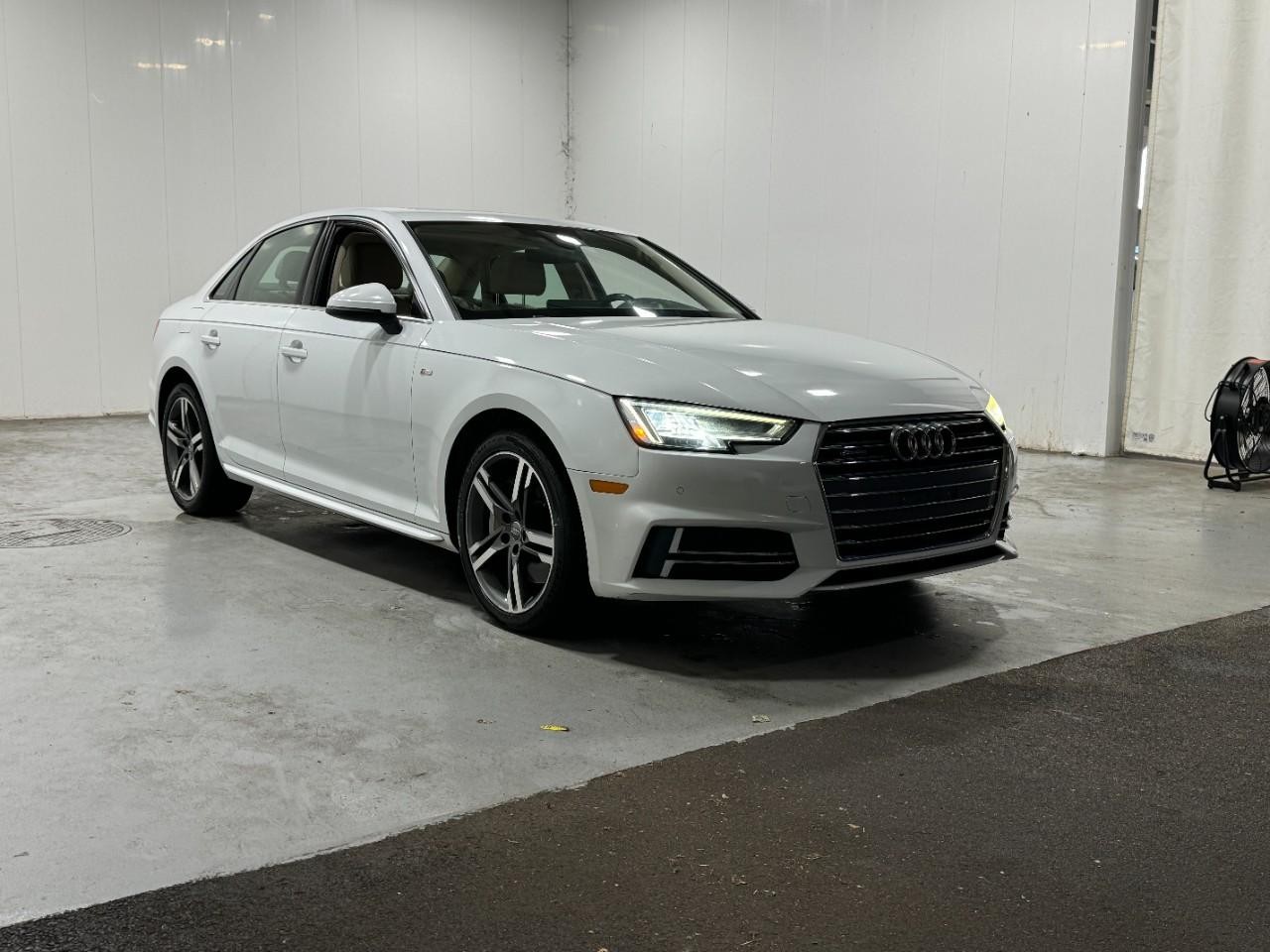 Audi A4 Vehicle Full-screen Gallery Image 06