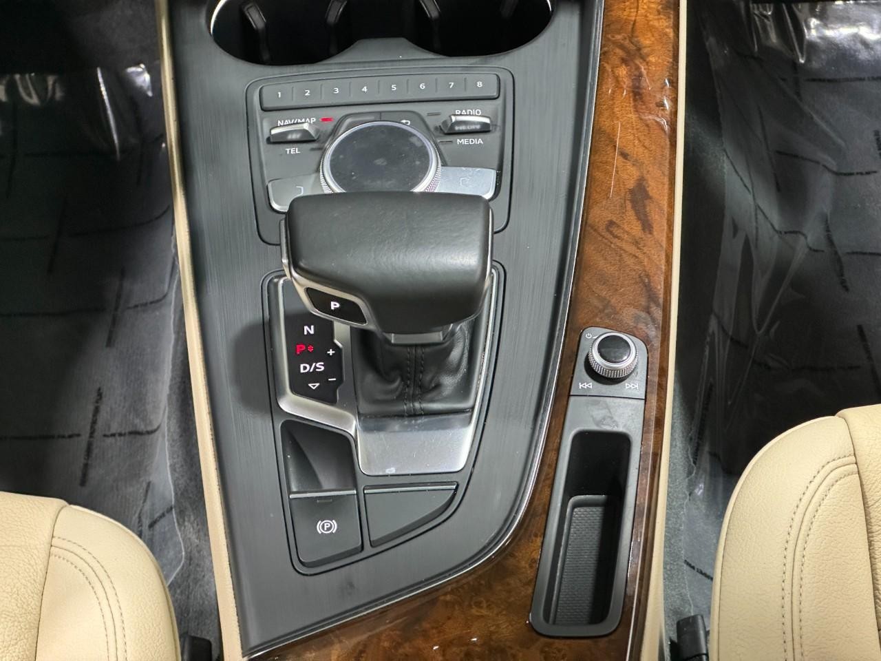 Audi A4 Vehicle Full-screen Gallery Image 17