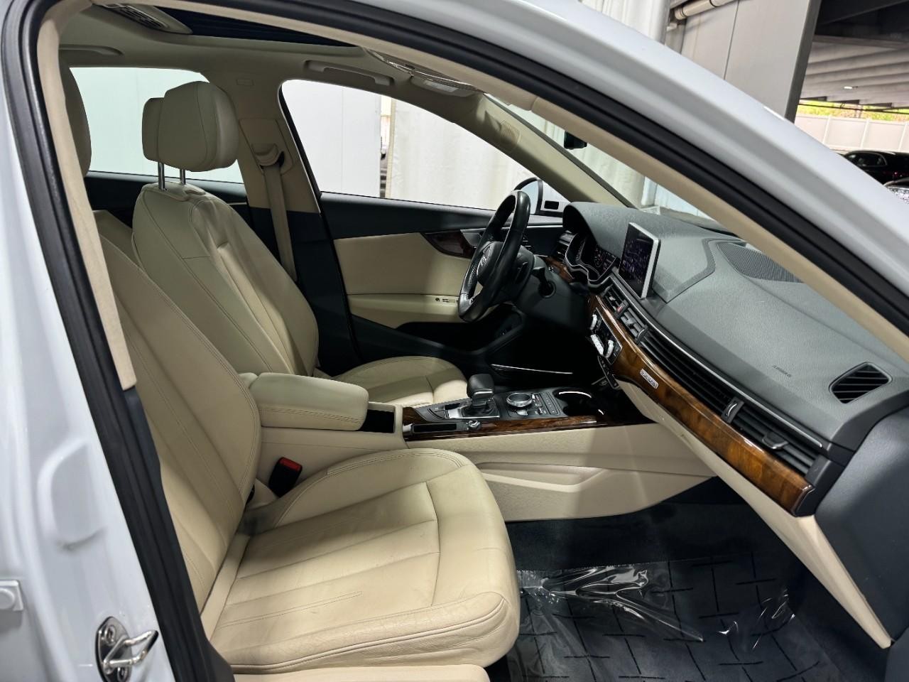 Audi A4 Vehicle Full-screen Gallery Image 19