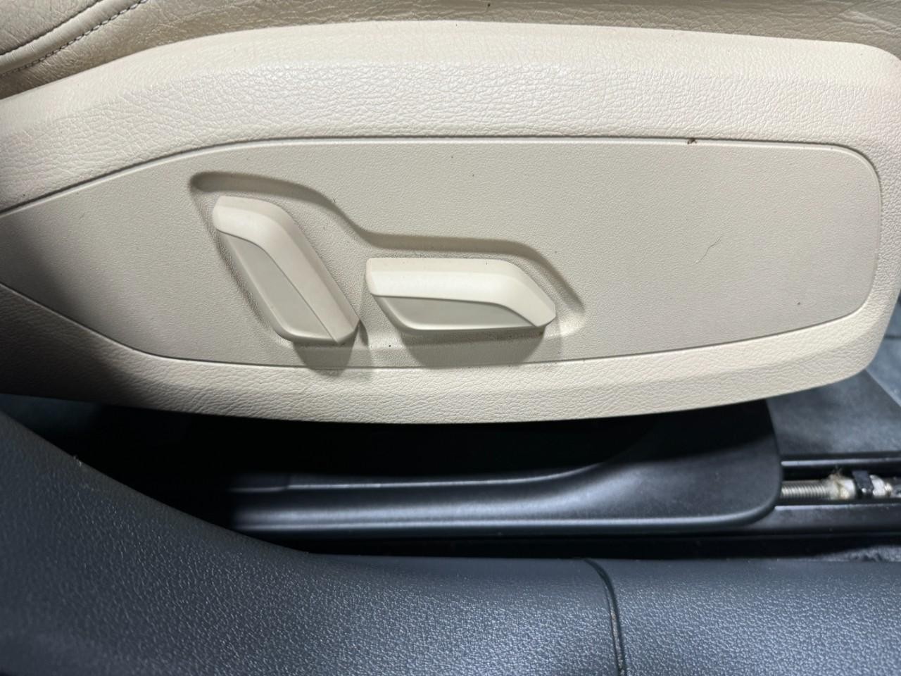 Audi A4 Vehicle Full-screen Gallery Image 21