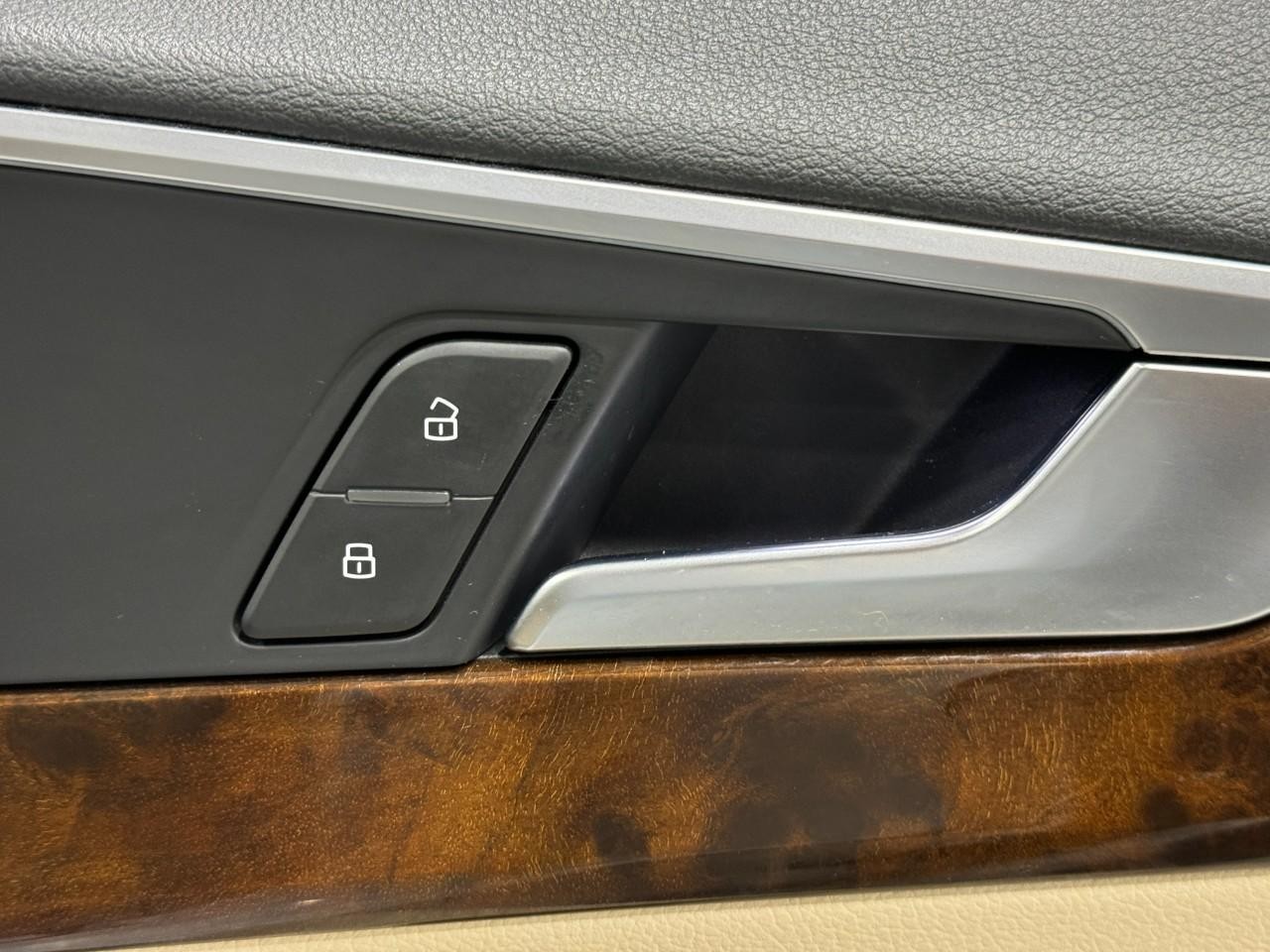 Audi A4 Vehicle Full-screen Gallery Image 22