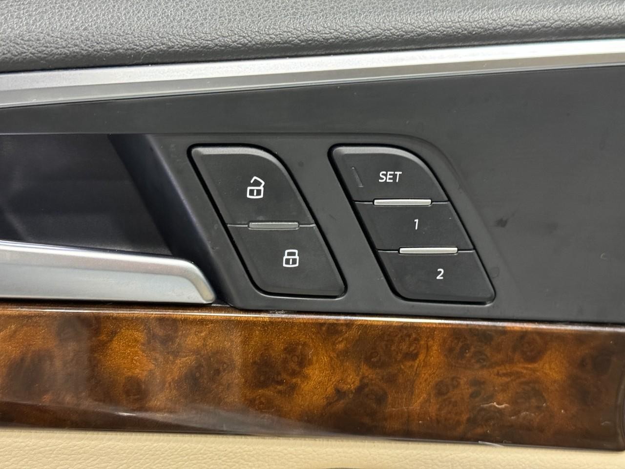 Audi A4 Vehicle Full-screen Gallery Image 24