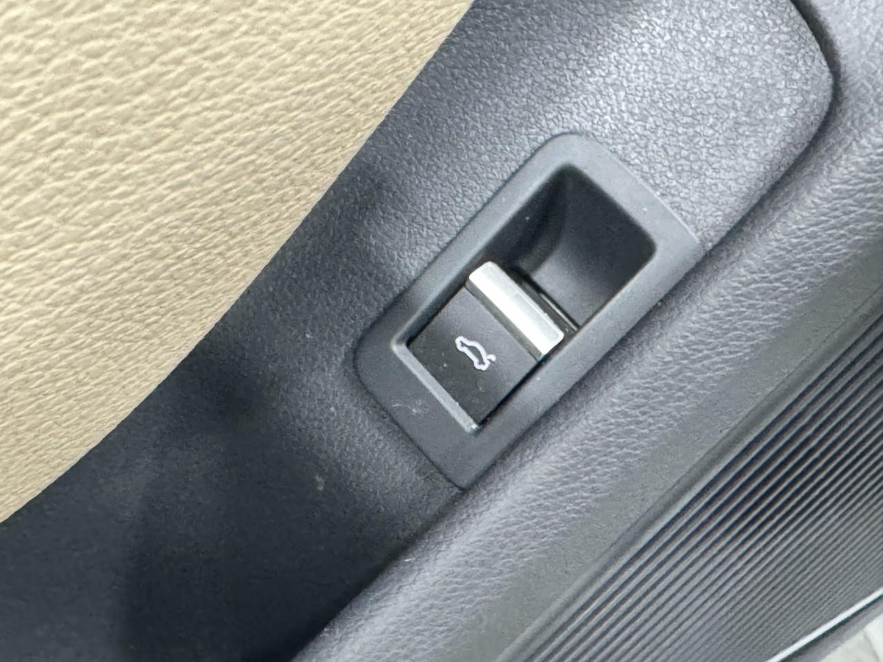 Audi A4 Vehicle Full-screen Gallery Image 26