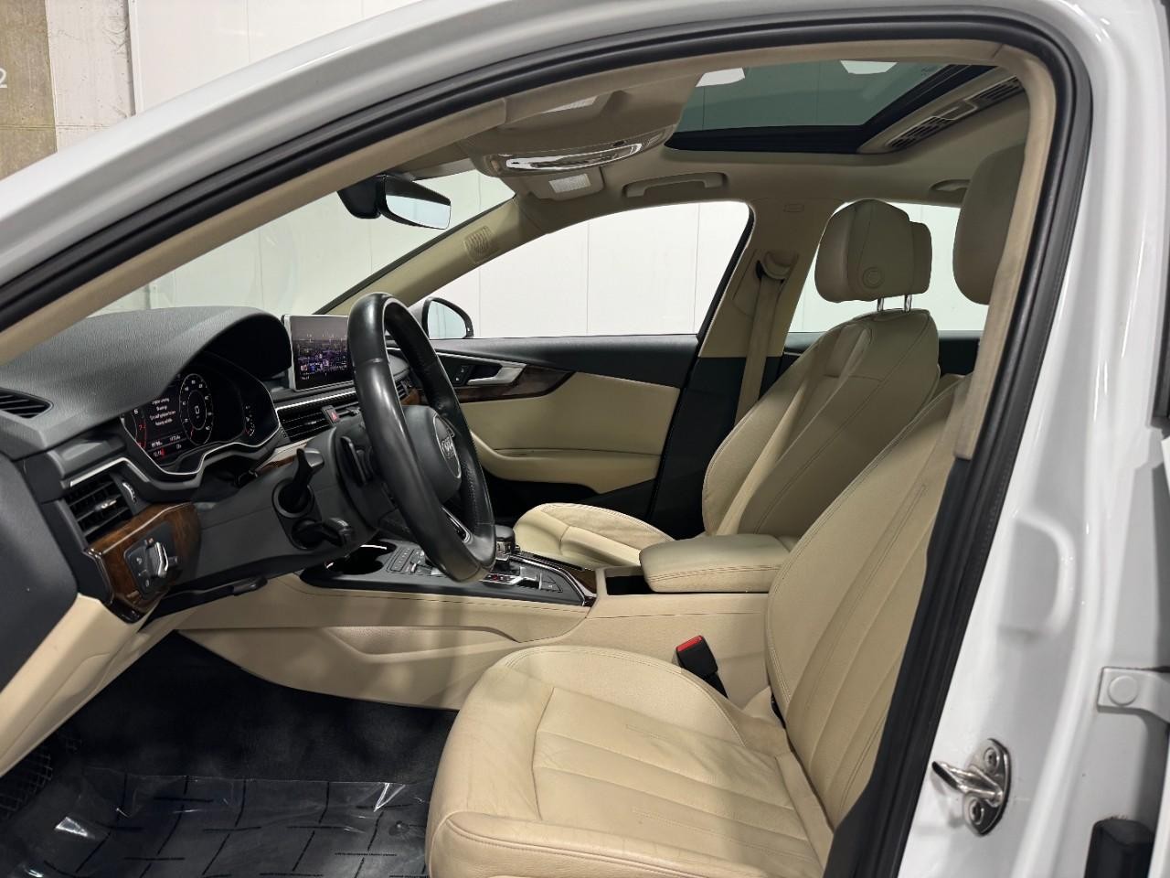 Audi A4 Vehicle Full-screen Gallery Image 28