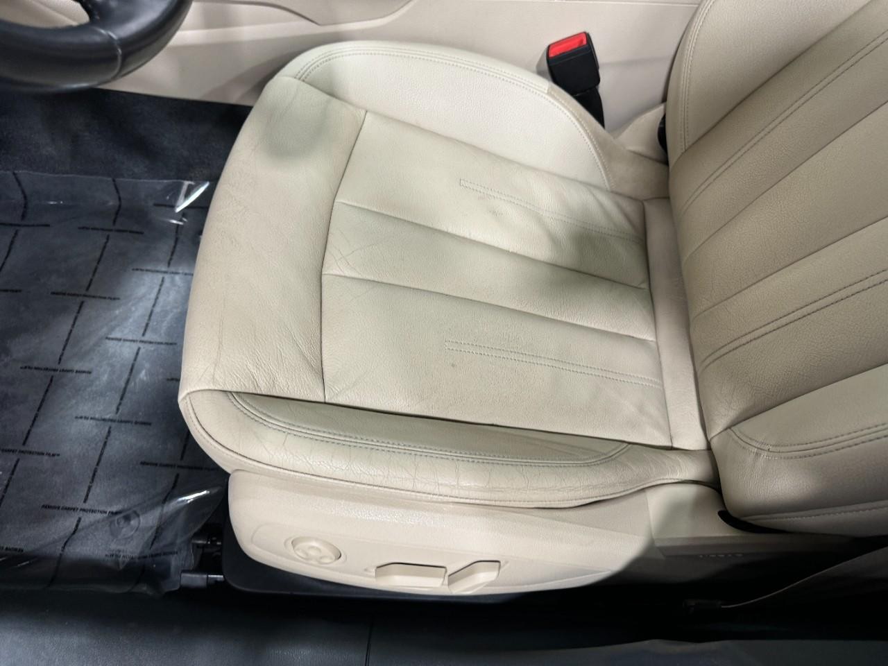 Audi A4 Vehicle Full-screen Gallery Image 29