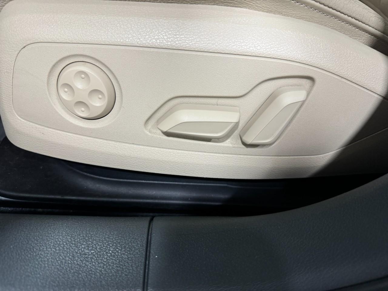 Audi A4 Vehicle Full-screen Gallery Image 30