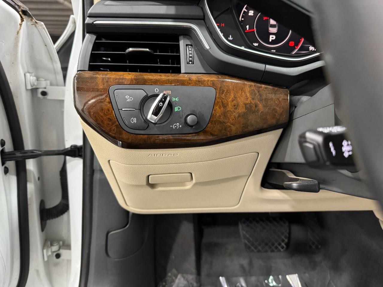 Audi A4 Vehicle Full-screen Gallery Image 31