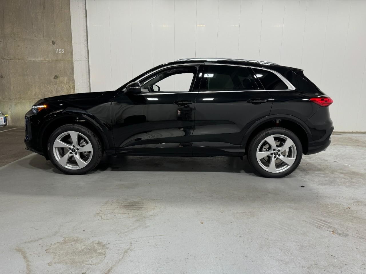 Audi Q5 Vehicle Full-screen Gallery Image 2