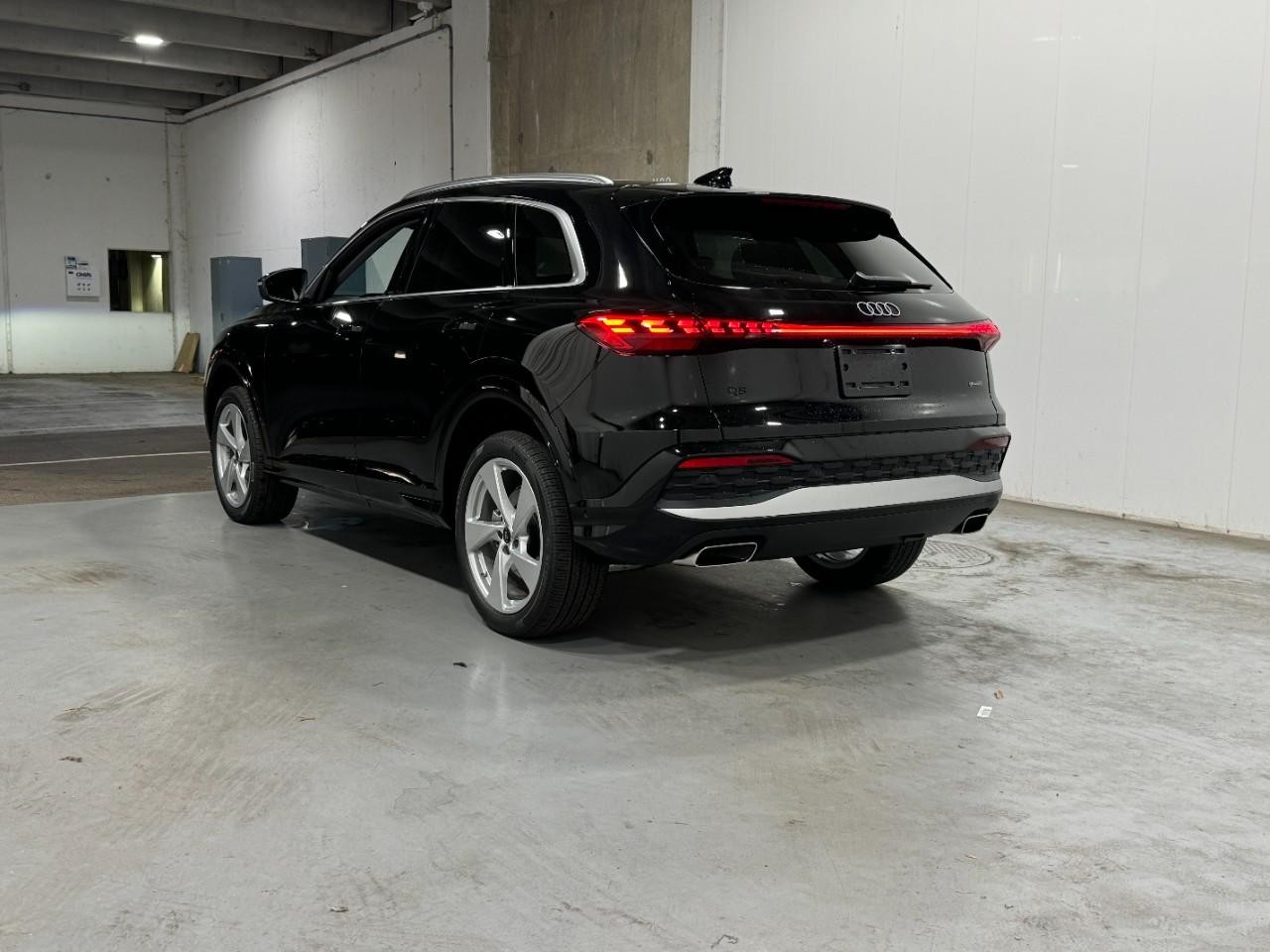 Audi Q5 Vehicle Full-screen Gallery Image 3