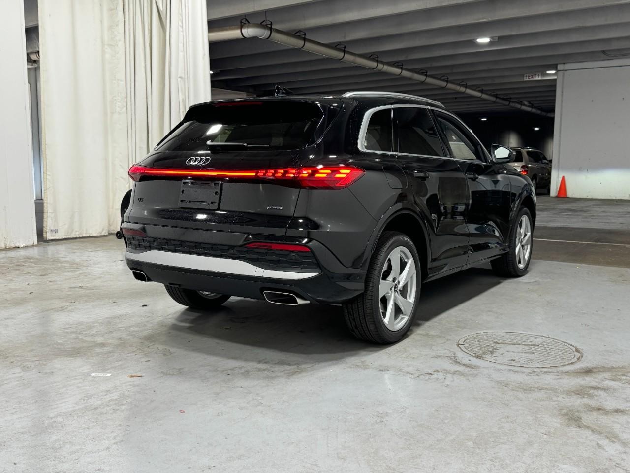 Audi Q5 Vehicle Full-screen Gallery Image 4