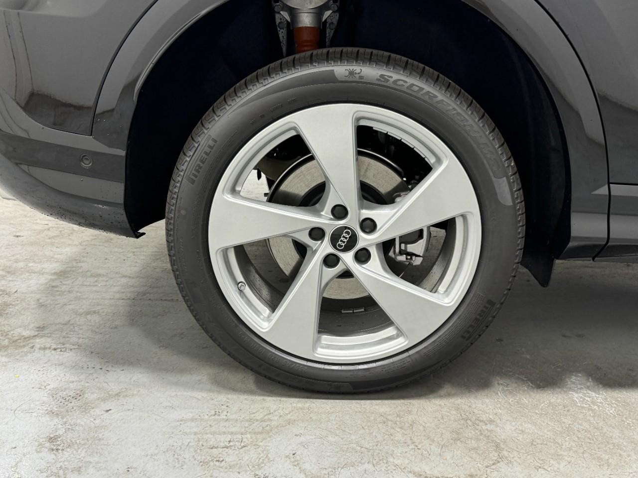 Audi Q5 Vehicle Full-screen Gallery Image 5