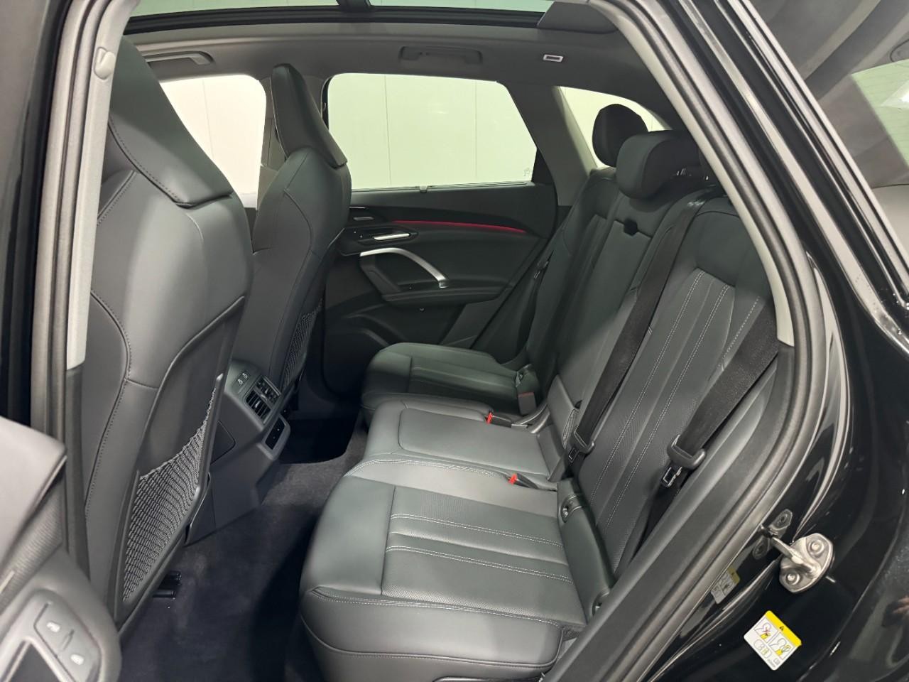 Audi Q5 Vehicle Full-screen Gallery Image 8