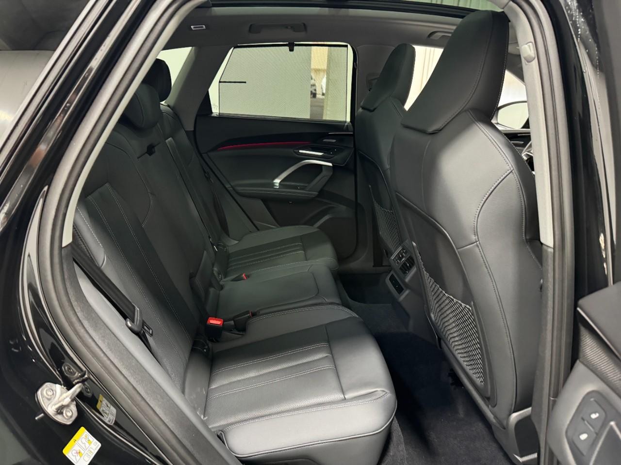 Audi Q5 Vehicle Full-screen Gallery Image 10