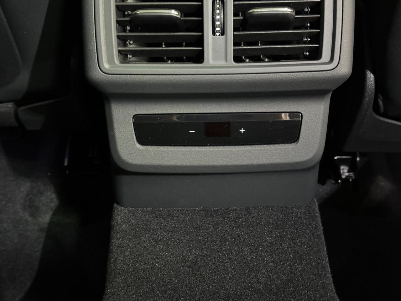 Audi Q5 Vehicle Full-screen Gallery Image 11