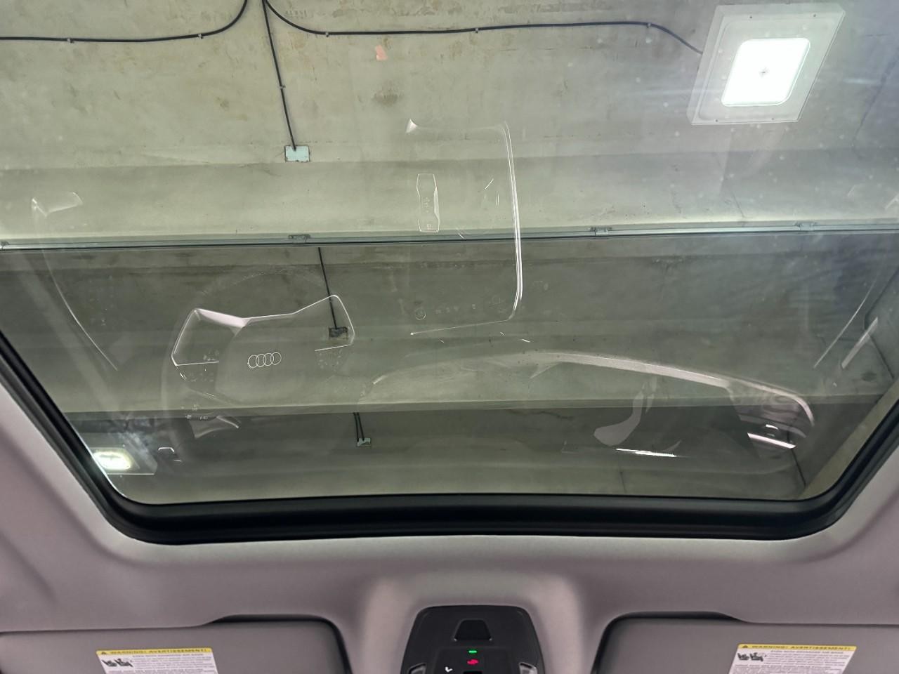 Audi Q5 Vehicle Full-screen Gallery Image 12