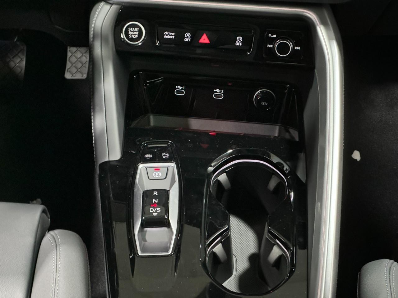 Audi Q5 Vehicle Full-screen Gallery Image 16