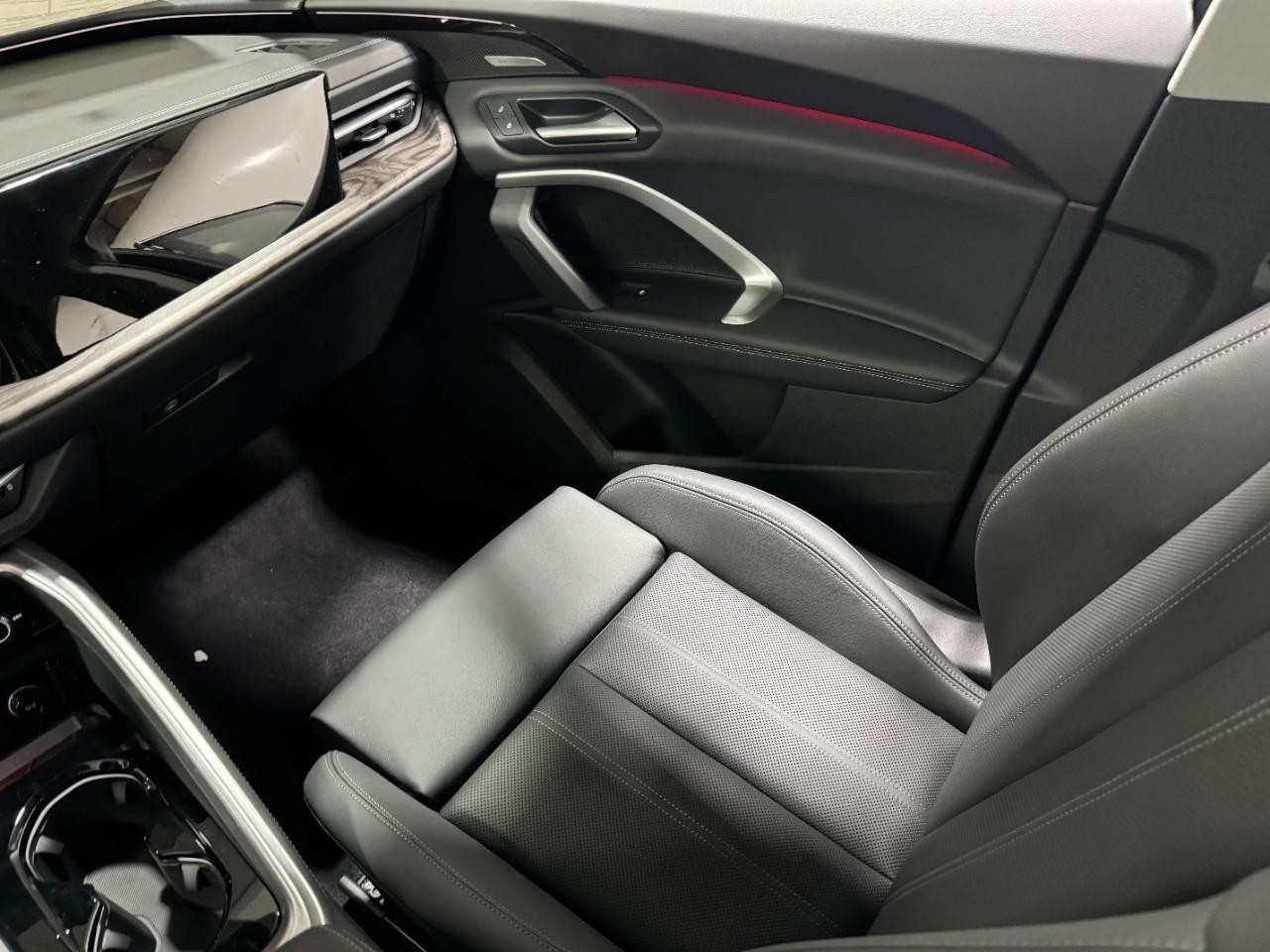 Audi Q5 Vehicle Full-screen Gallery Image 17