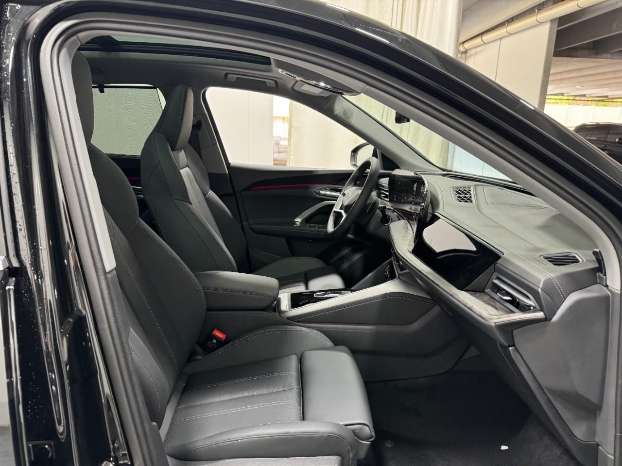 Audi Q5 Vehicle Full-screen Gallery Image 18