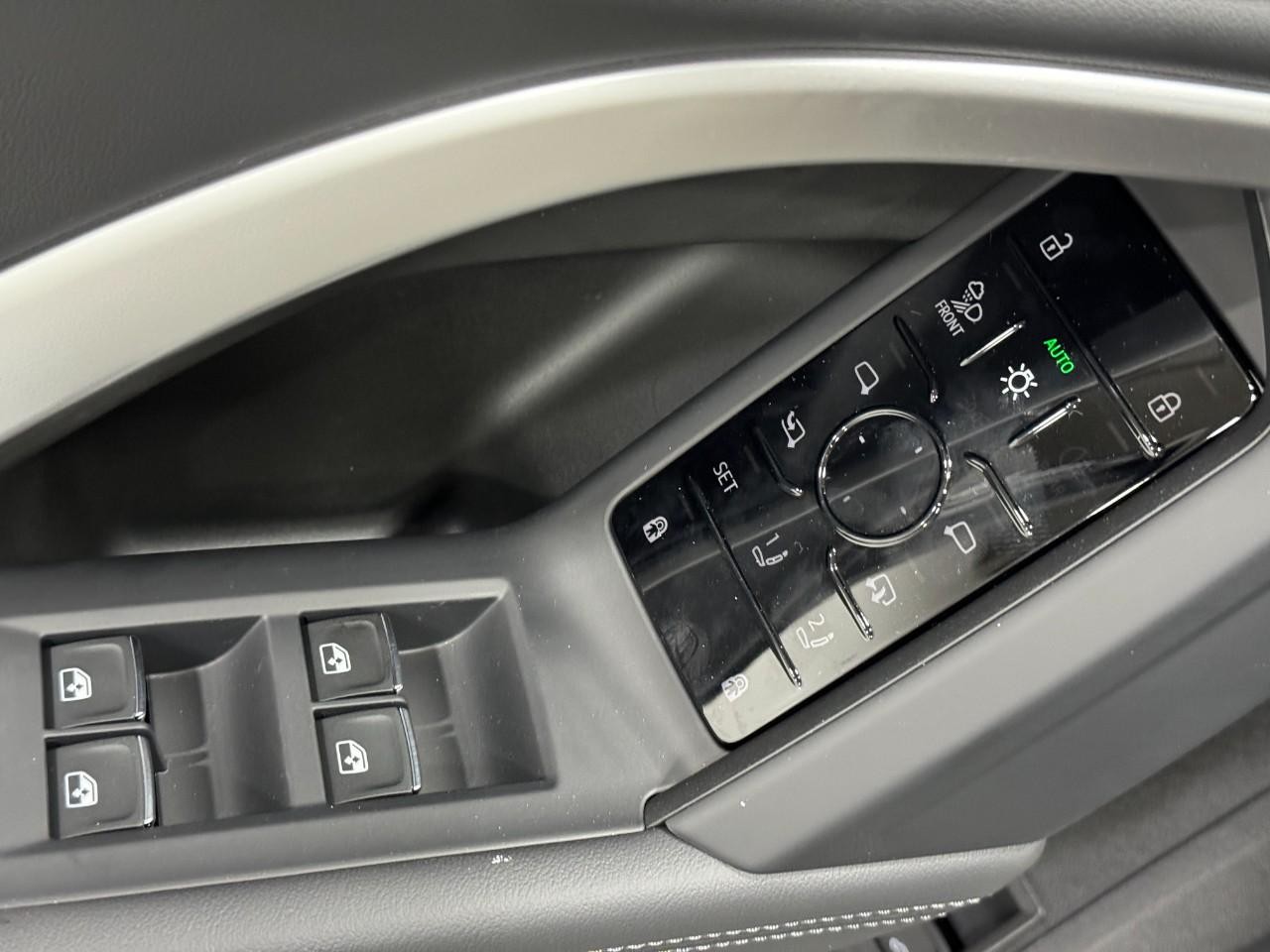 Audi Q5 Vehicle Full-screen Gallery Image 23