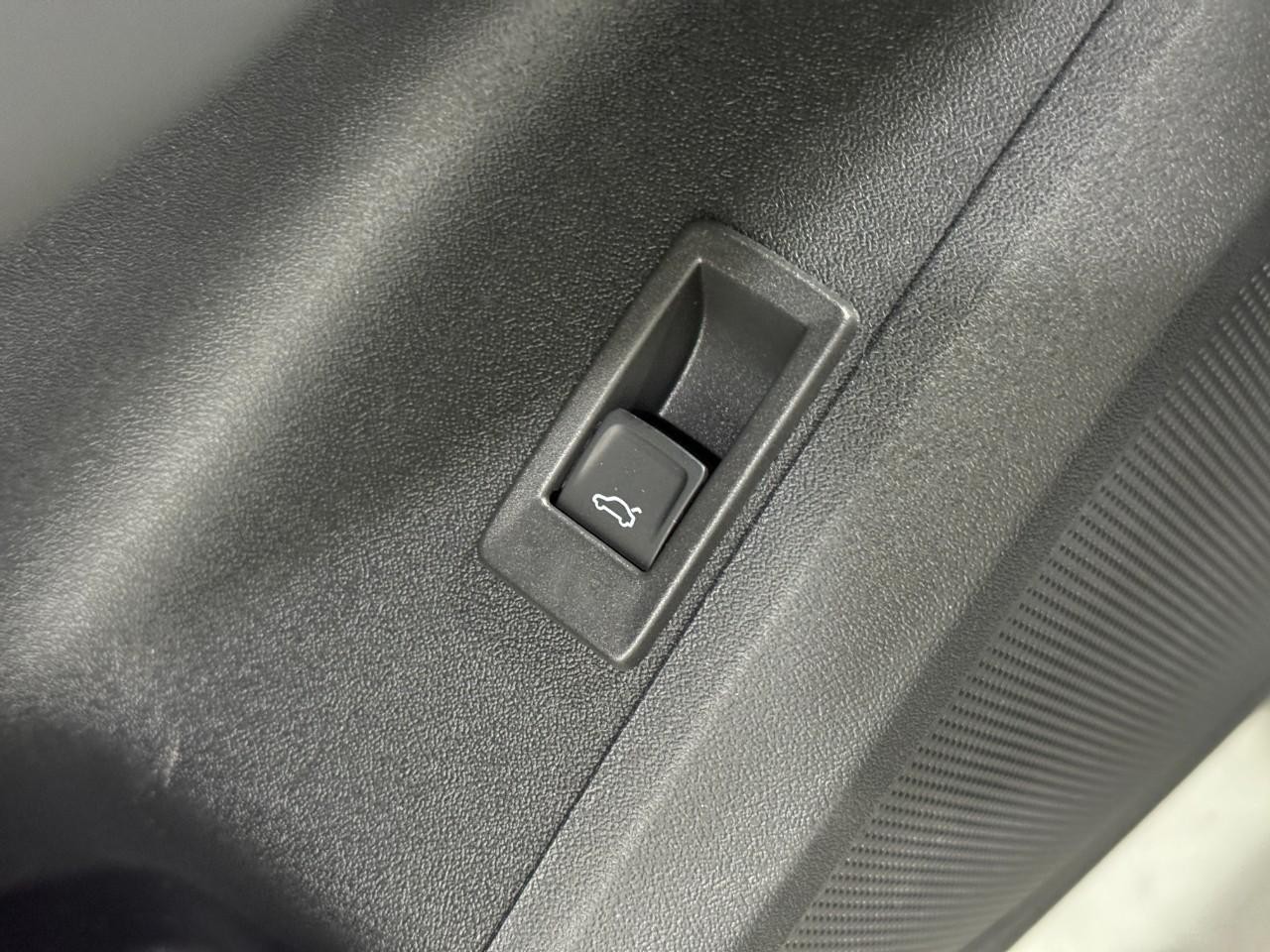 Audi Q5 Vehicle Full-screen Gallery Image 24