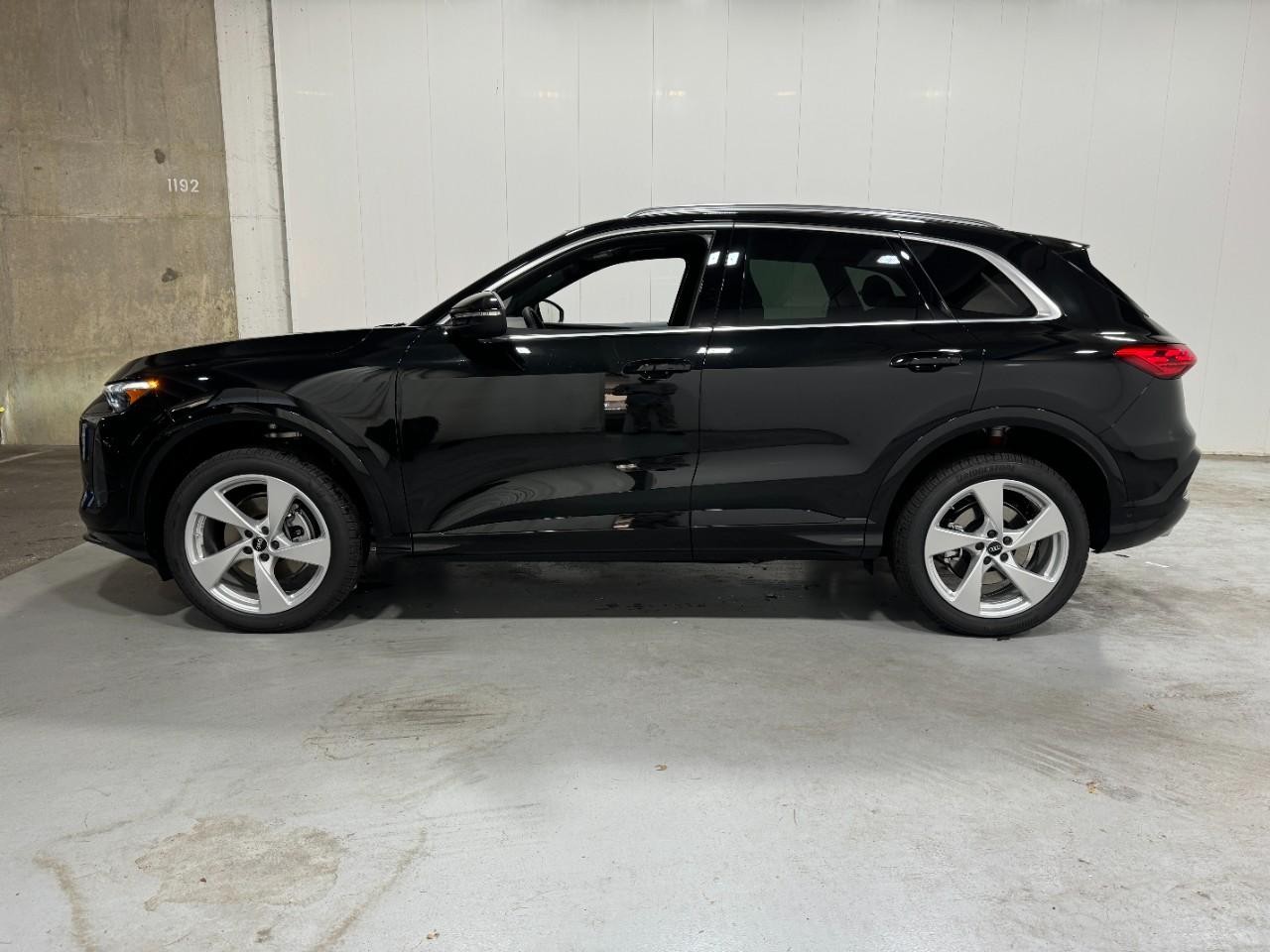 Audi Q5 Vehicle Full-screen Gallery Image 2