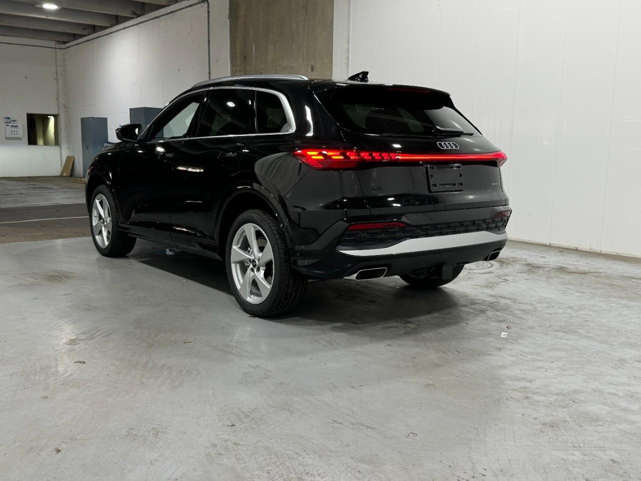 Audi Q5 Vehicle Full-screen Gallery Image 3