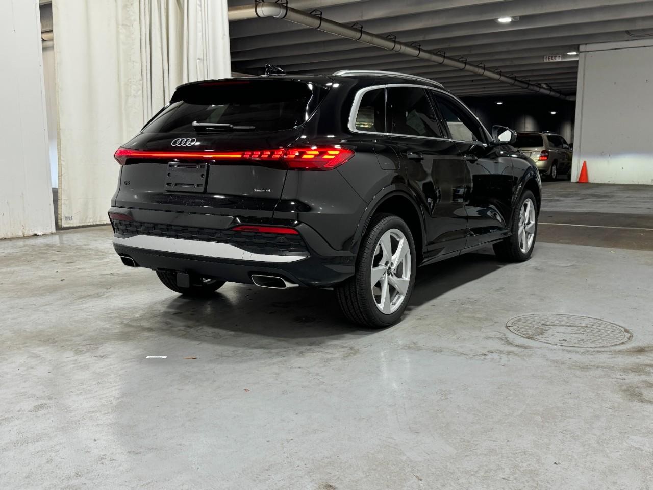 Audi Q5 Vehicle Full-screen Gallery Image 4