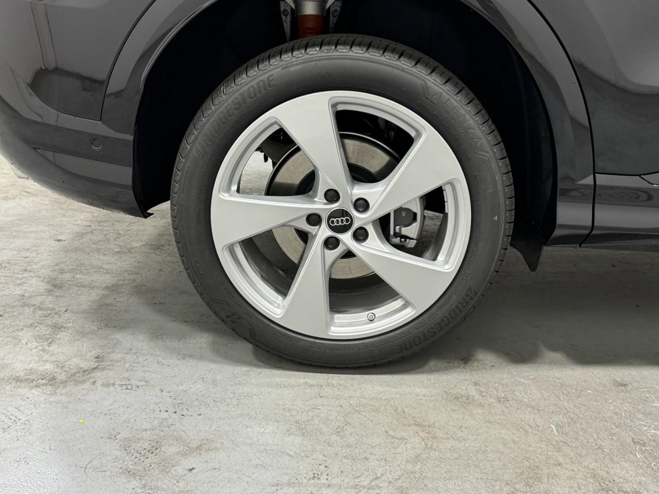 Audi Q5 Vehicle Full-screen Gallery Image 5