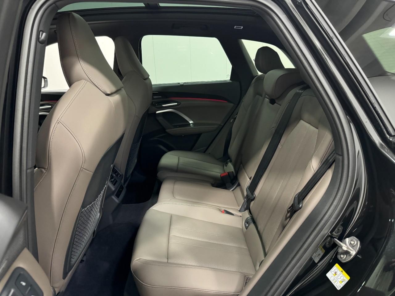 Audi Q5 Vehicle Full-screen Gallery Image 8