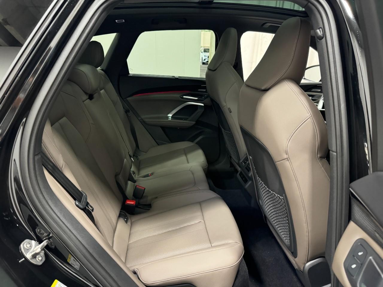 Audi Q5 Vehicle Full-screen Gallery Image 10