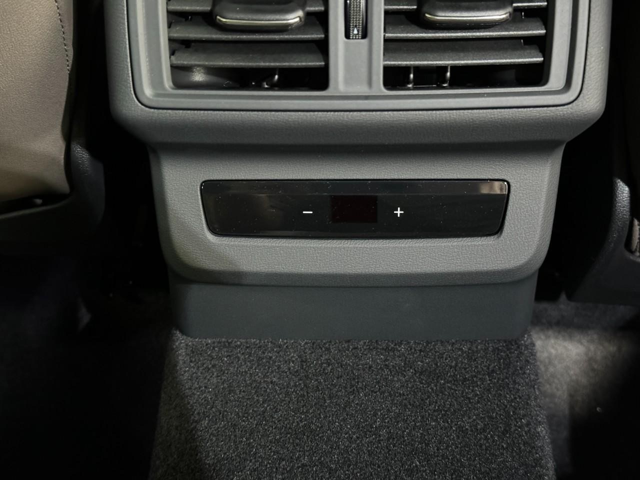 Audi Q5 Vehicle Full-screen Gallery Image 11