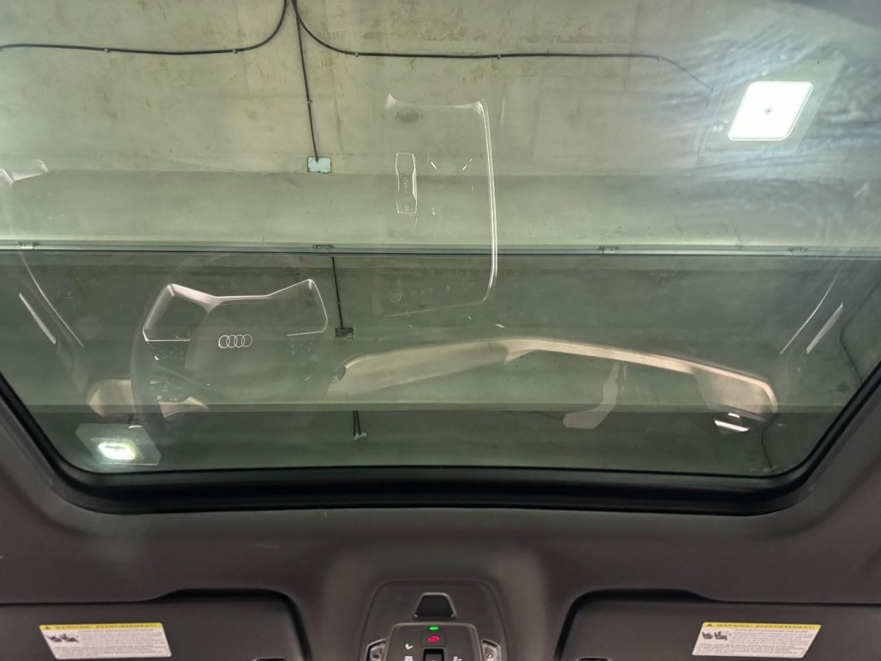 Audi Q5 Vehicle Full-screen Gallery Image 12