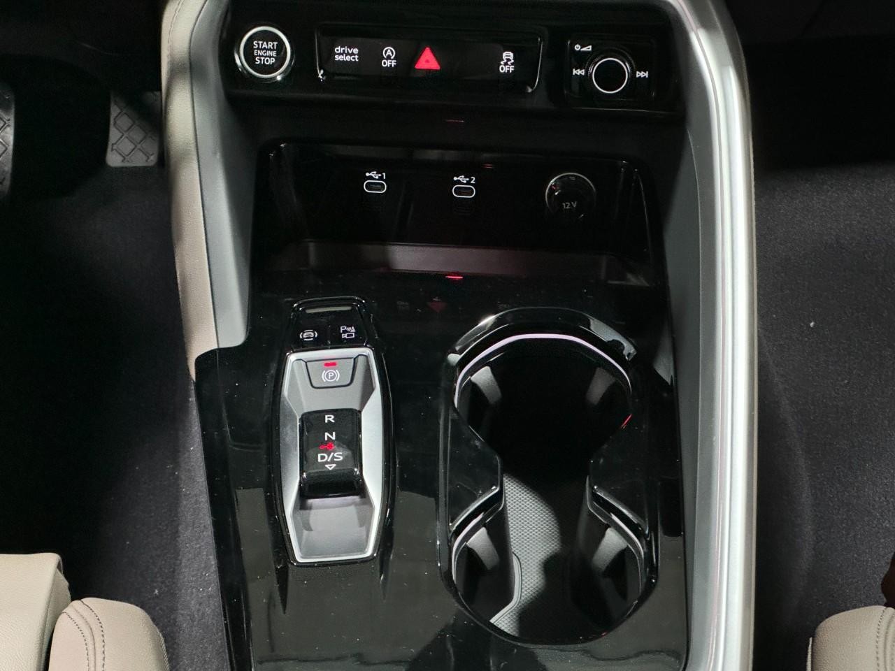 Audi Q5 Vehicle Full-screen Gallery Image 16