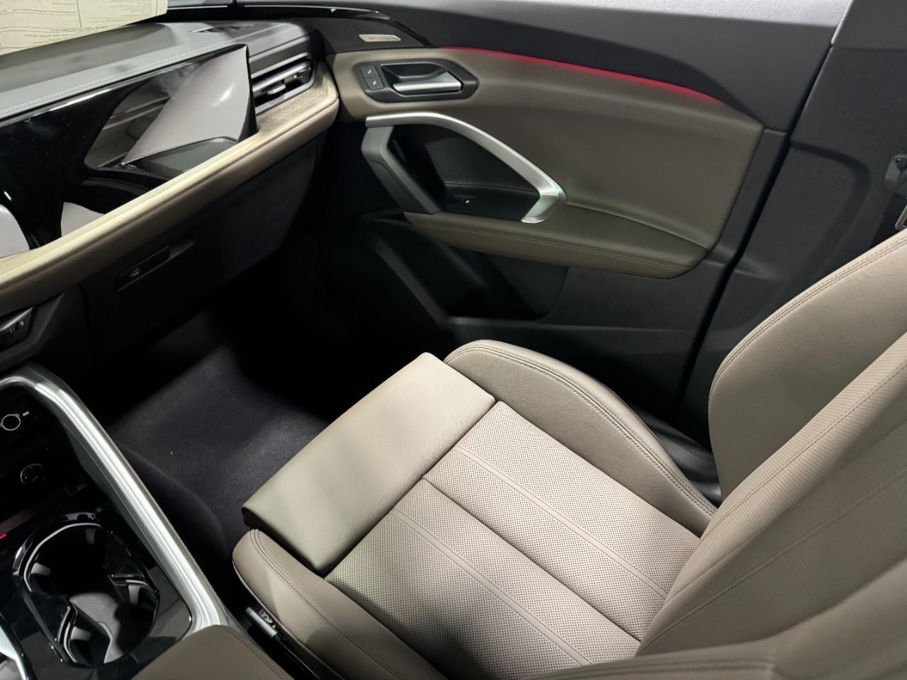 Audi Q5 Vehicle Full-screen Gallery Image 17