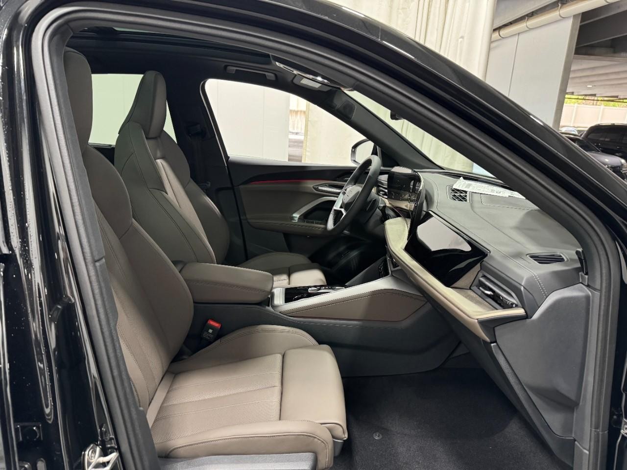 Audi Q5 Vehicle Full-screen Gallery Image 18