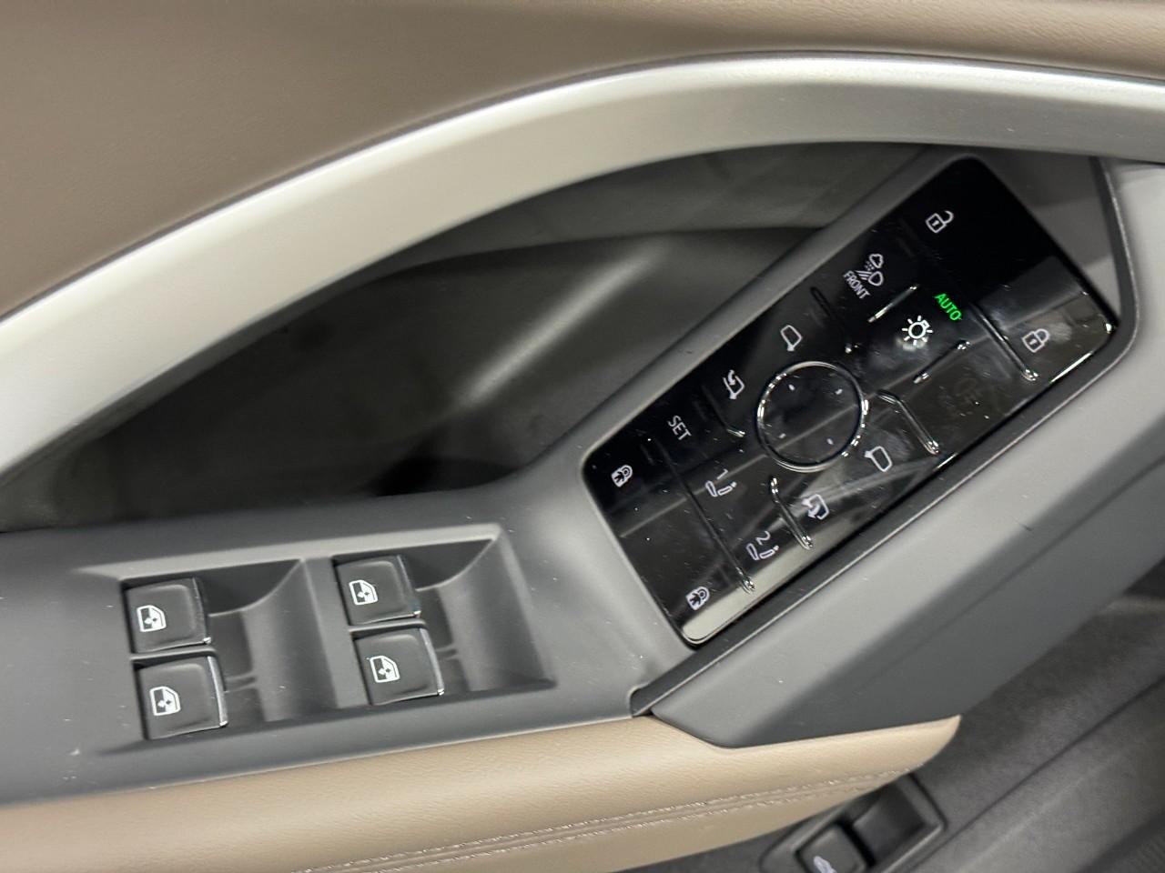 Audi Q5 Vehicle Full-screen Gallery Image 23