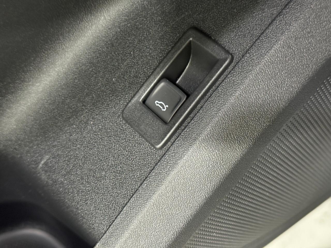 Audi Q5 Vehicle Full-screen Gallery Image 24