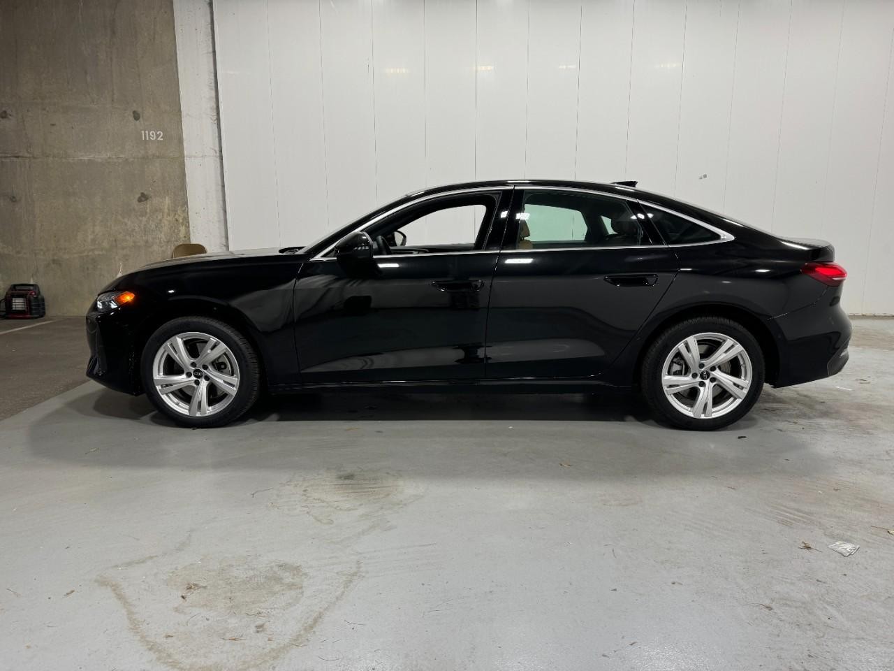 Audi A5 Vehicle Full-screen Gallery Image 2