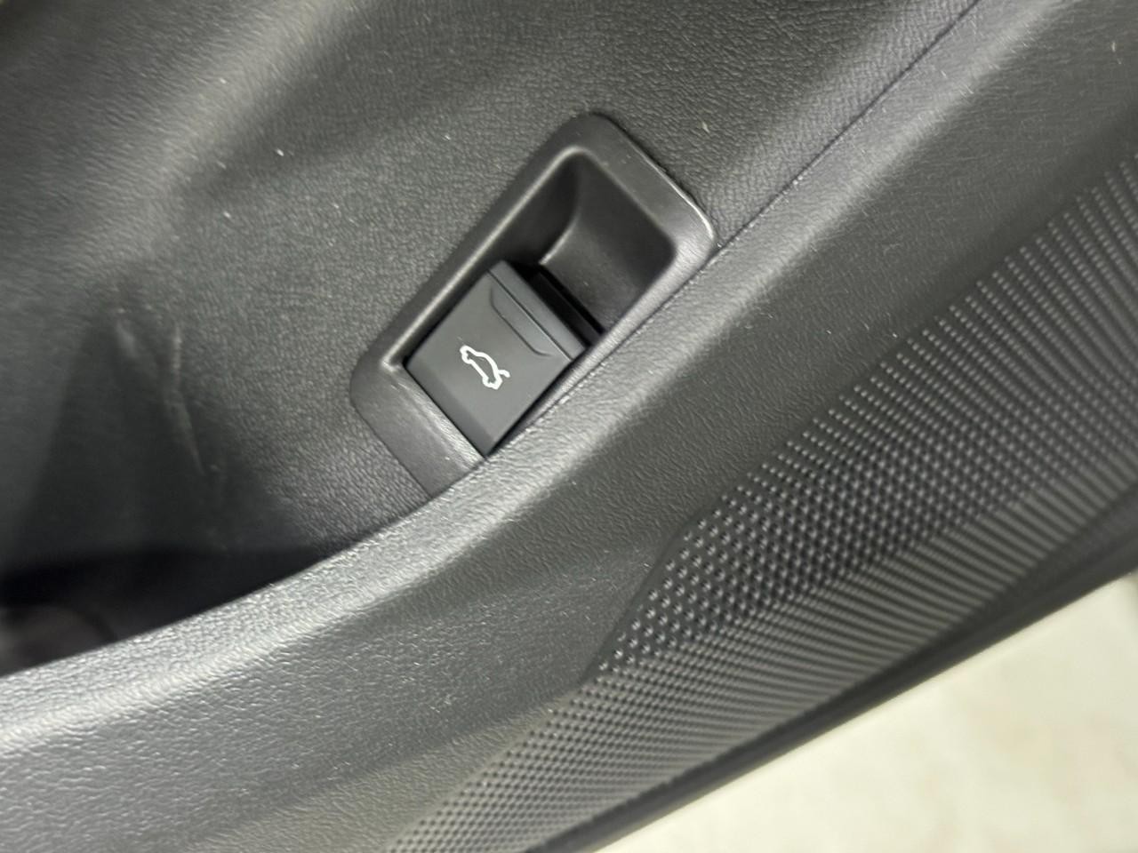 Audi A5 Vehicle Full-screen Gallery Image 24