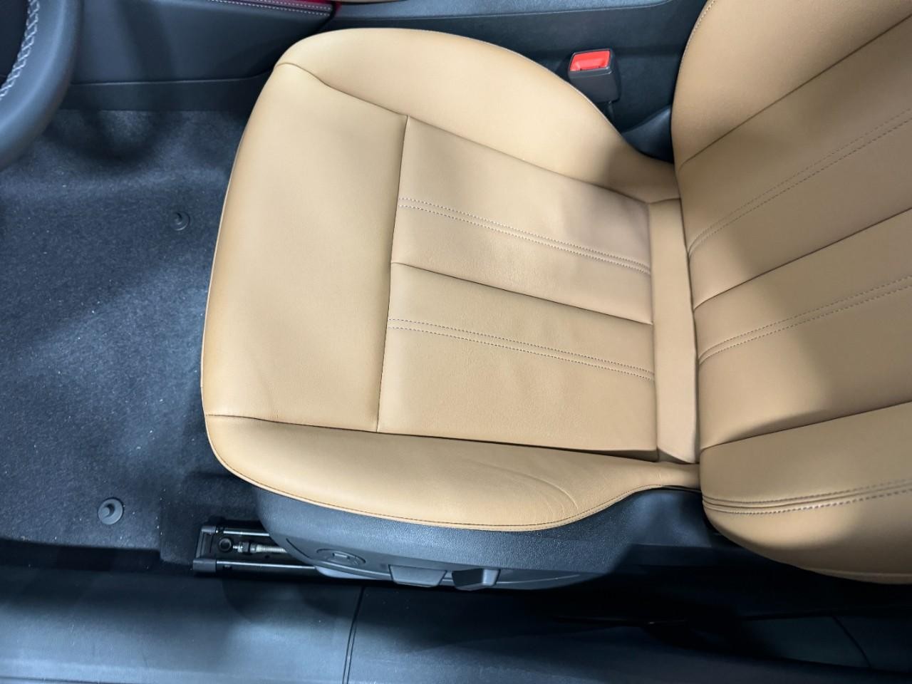 Audi A5 Vehicle Full-screen Gallery Image 26