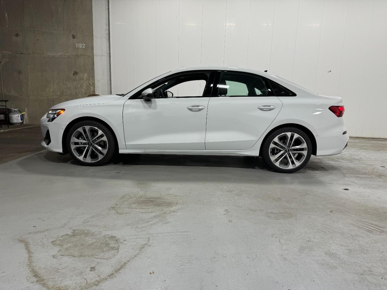 Audi A3 Vehicle Full-screen Gallery Image 2