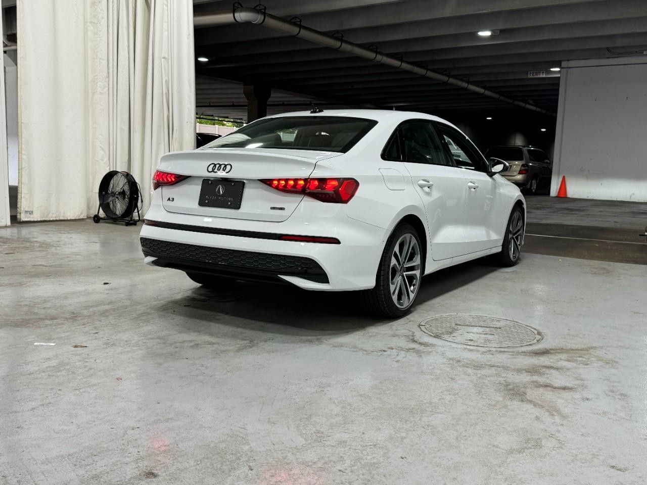 Audi A3 Vehicle Full-screen Gallery Image 4