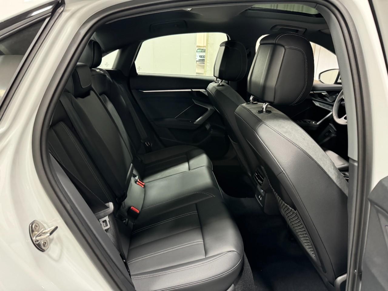 Audi A3 Vehicle Full-screen Gallery Image 10