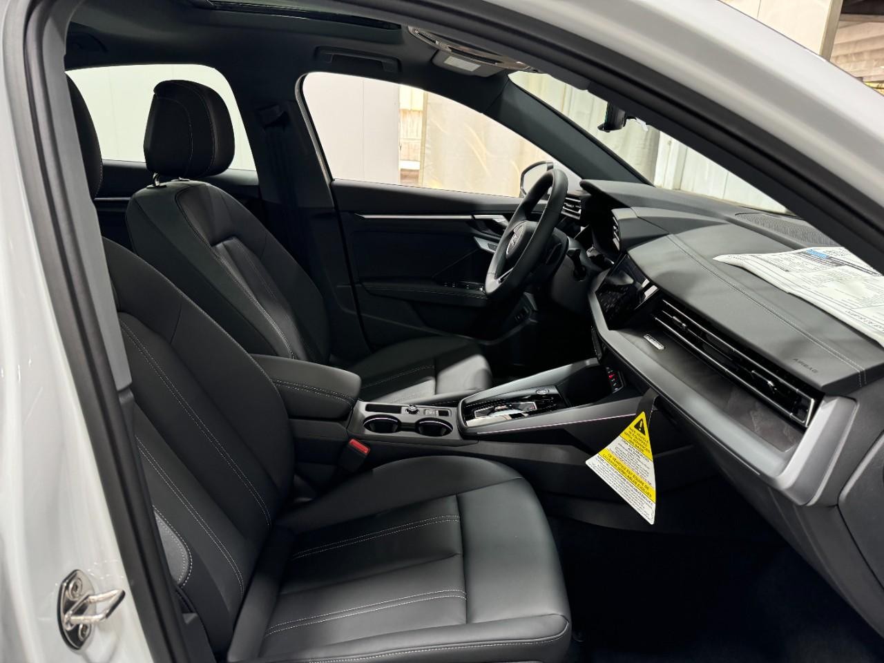 Audi A3 Vehicle Full-screen Gallery Image 18