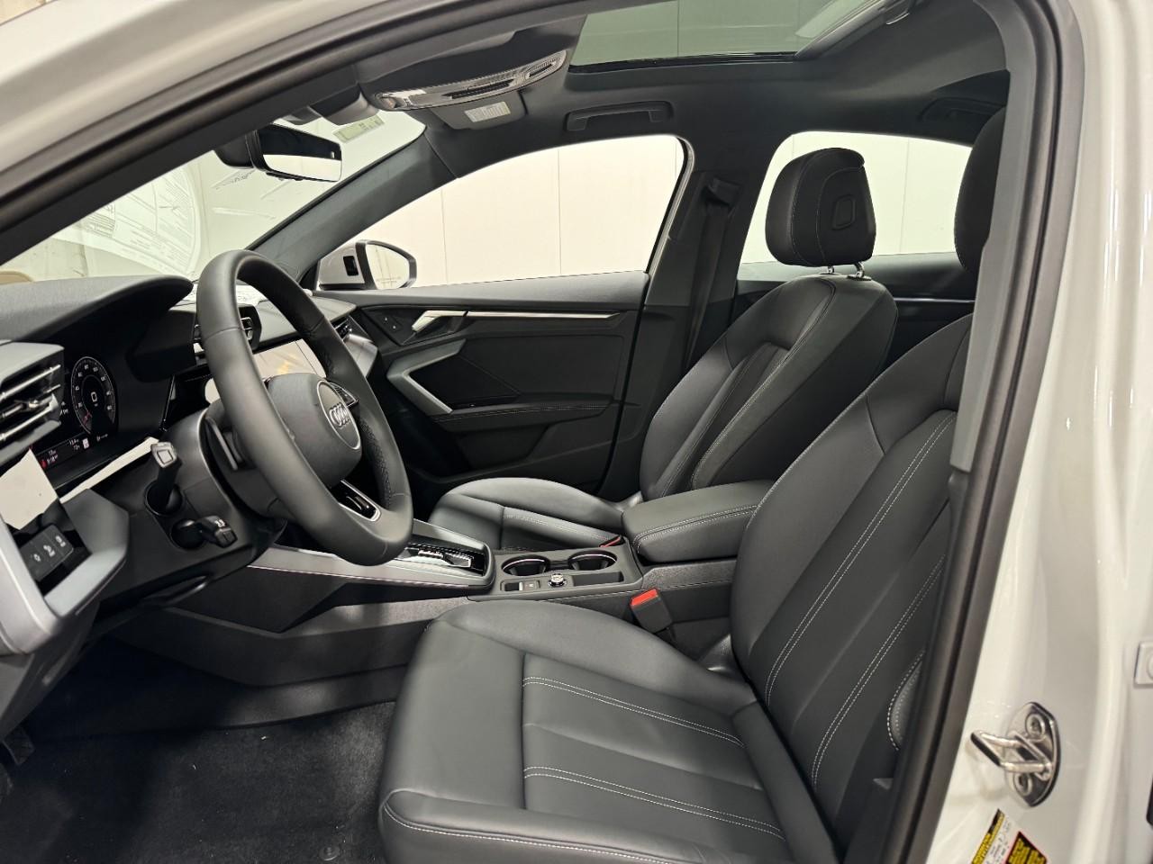 Audi A3 Vehicle Full-screen Gallery Image 27