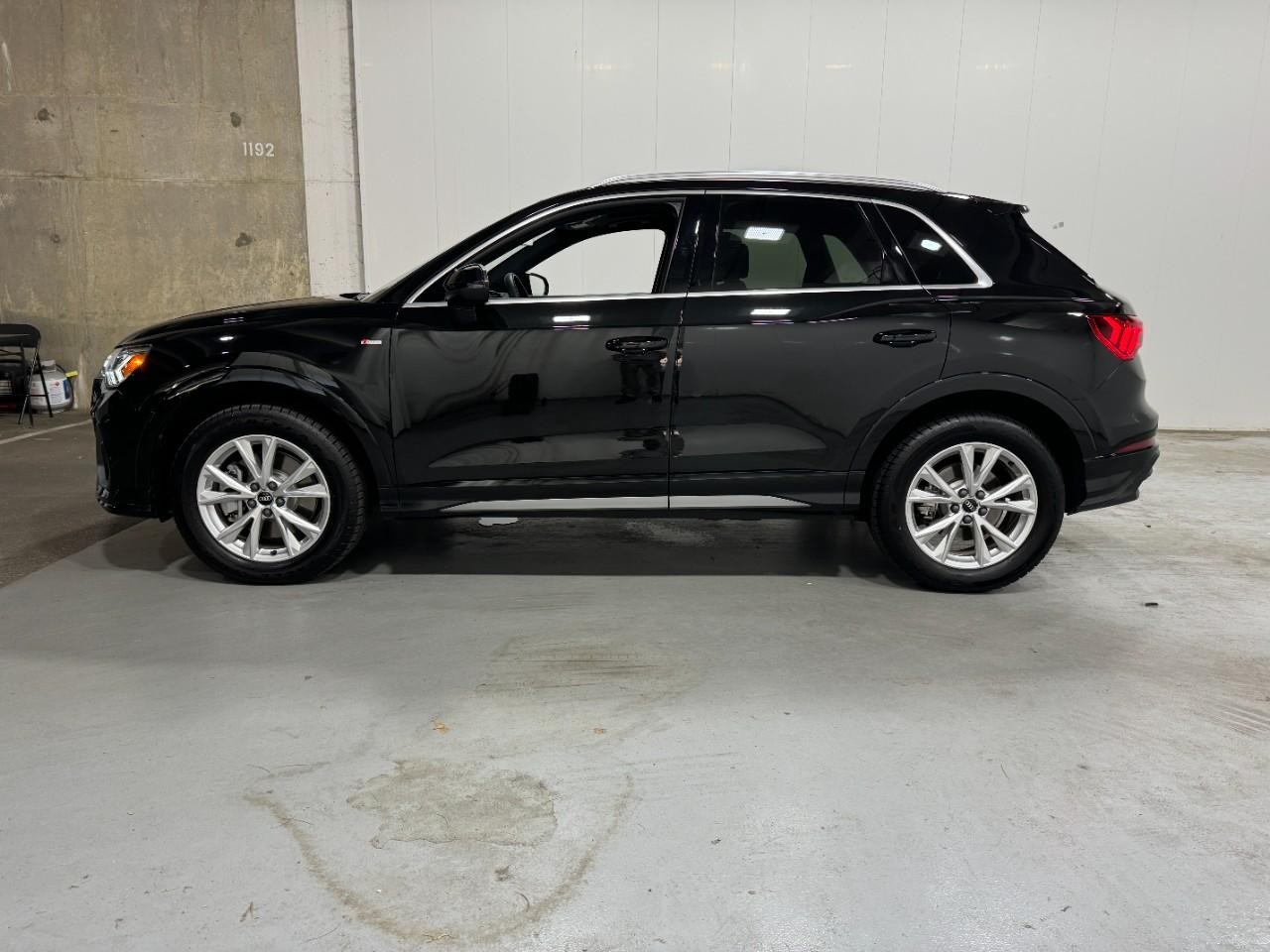 Audi Q3 Vehicle Full-screen Gallery Image 02