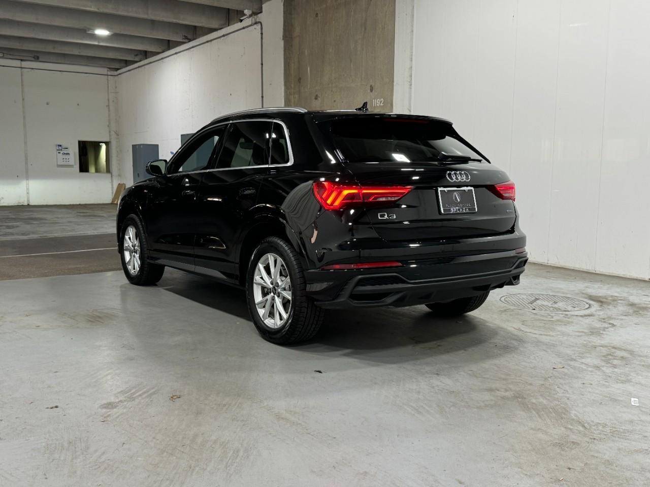 Audi Q3 Vehicle Full-screen Gallery Image 03