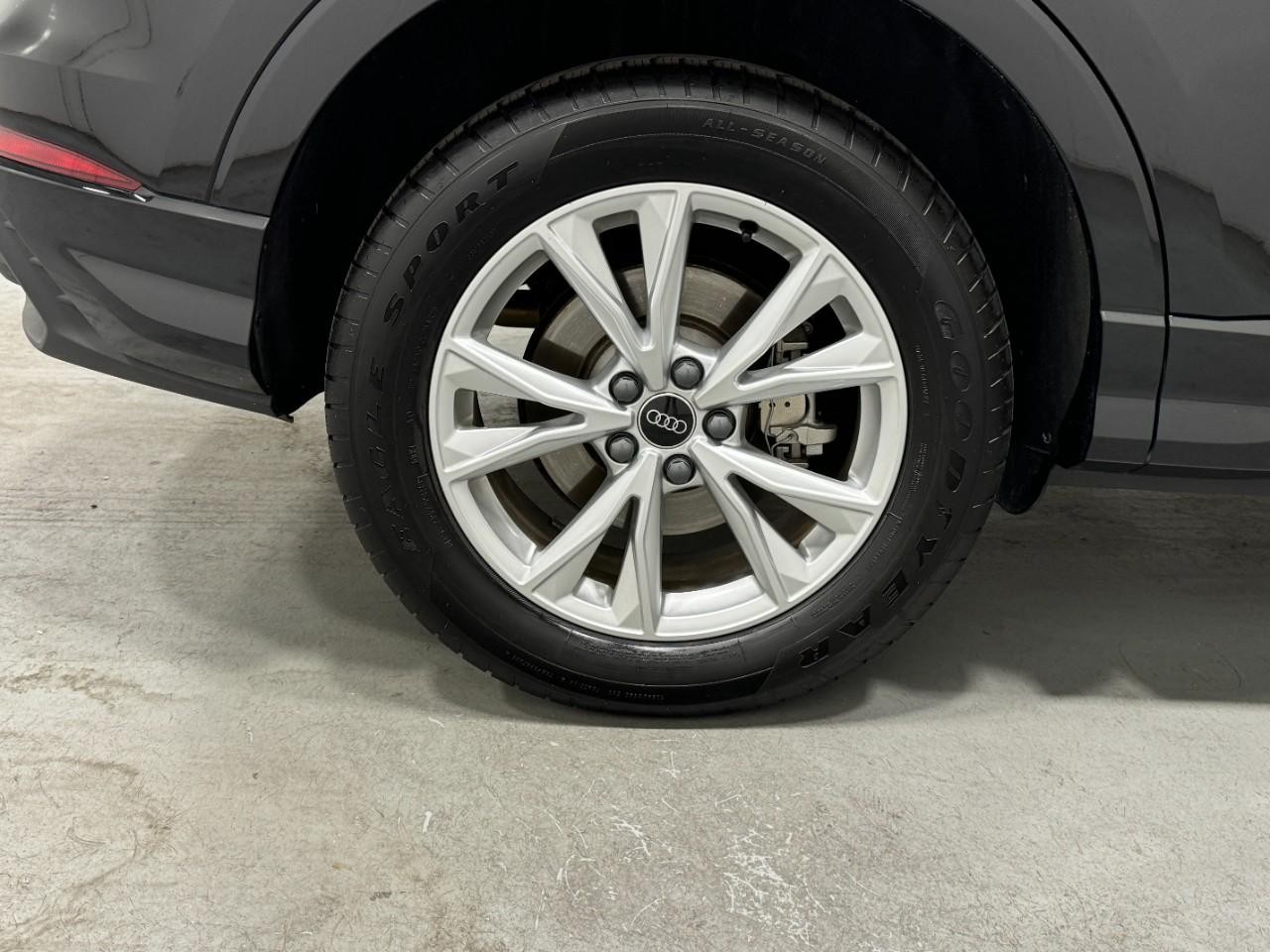 Audi Q3 Vehicle Full-screen Gallery Image 05