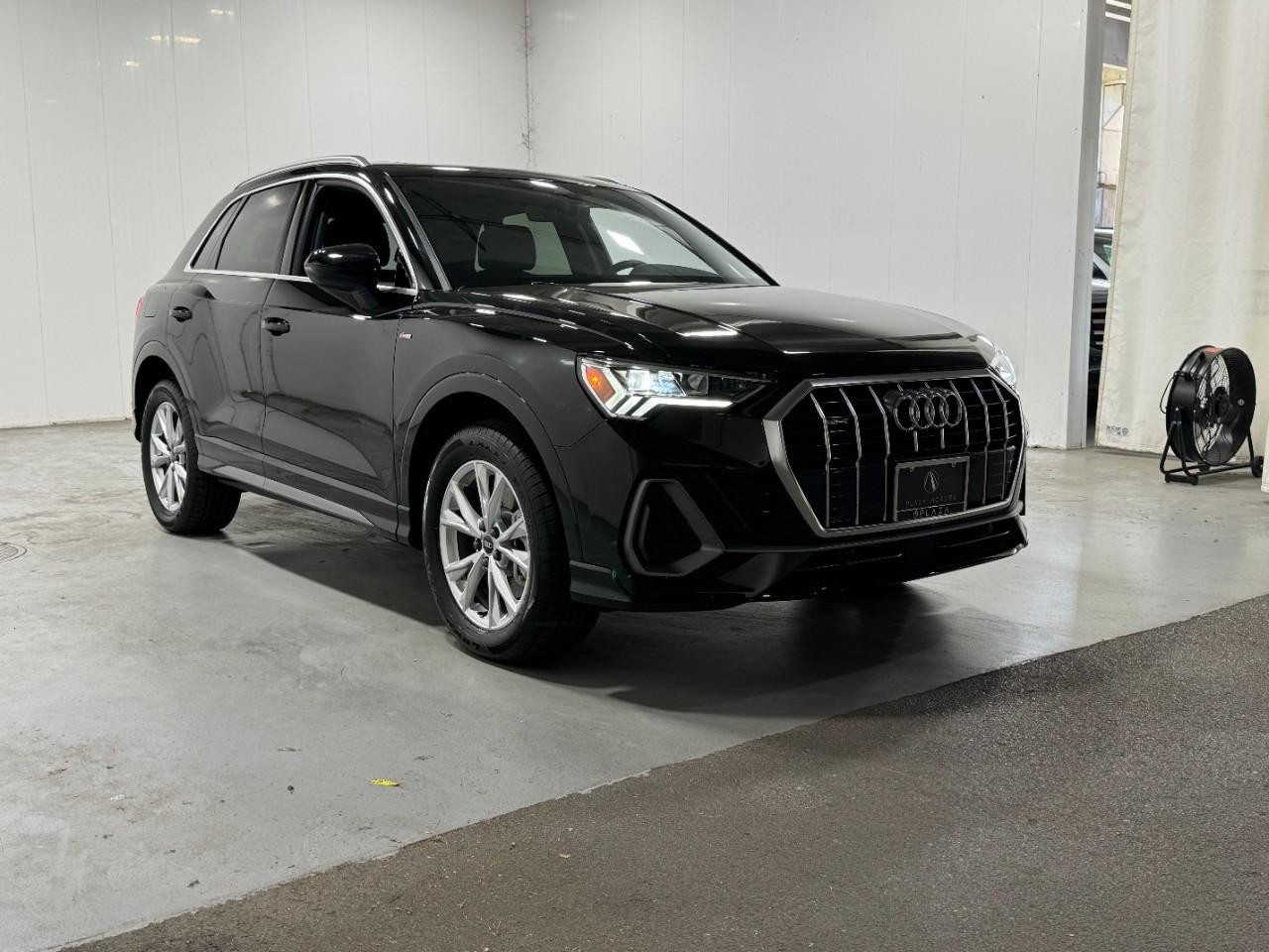 Audi Q3 Vehicle Full-screen Gallery Image 06